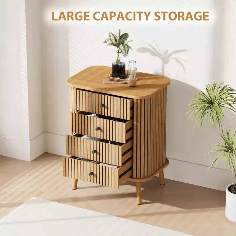Cassettiera naturale boho a 4 cassetti con maniglie nere e gambe in legno