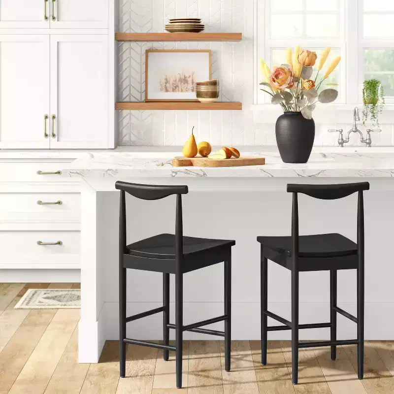 Sgabello da bar Biscoe Wood da 60,8 cm con poggiapiedi nero - Threshold™