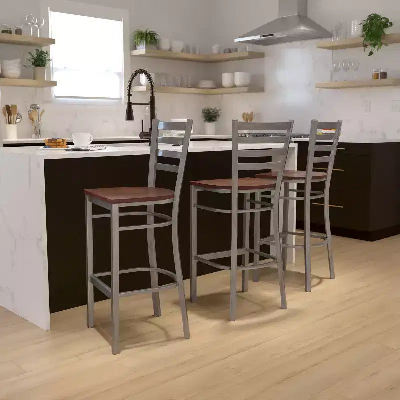 Sgabello da bar per ristorante con schienale a pioli e finitura trasparente, modello Emma e Oliver