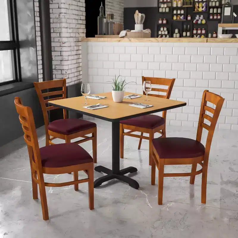 Sedia da pranzo in legno con schienale a pioli Emma e Oliver per ristorante
