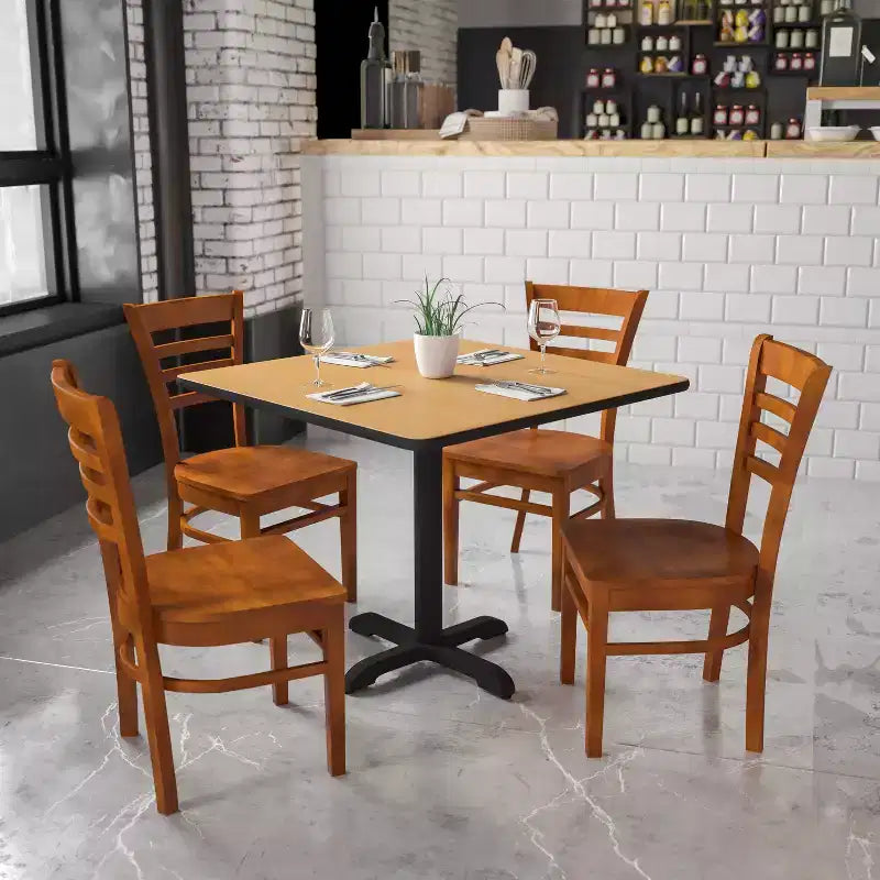 Sedia da pranzo in legno con schienale a pioli Emma e Oliver per ristorante